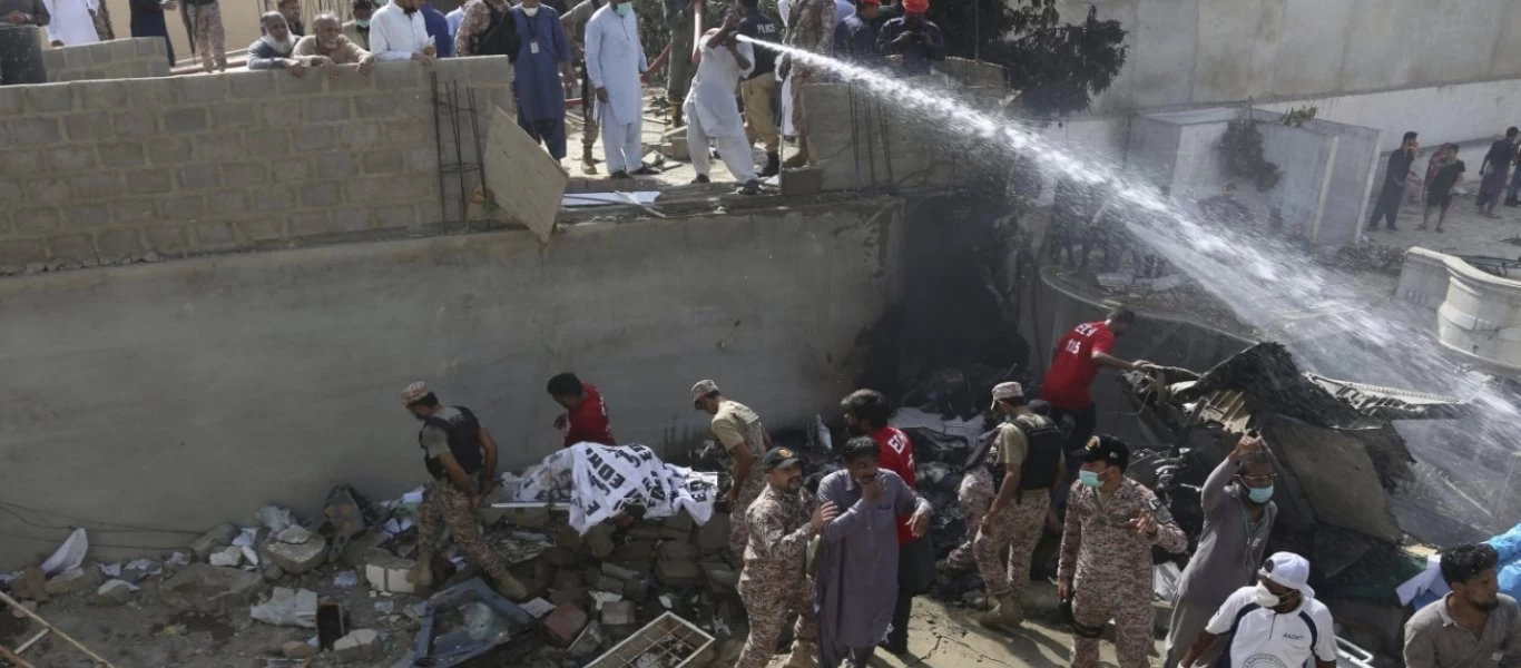 Πακιστάν: Εντοπίστηκαν τα δύο μαύρα κουτιά του μοιραίου αεροσκάφους